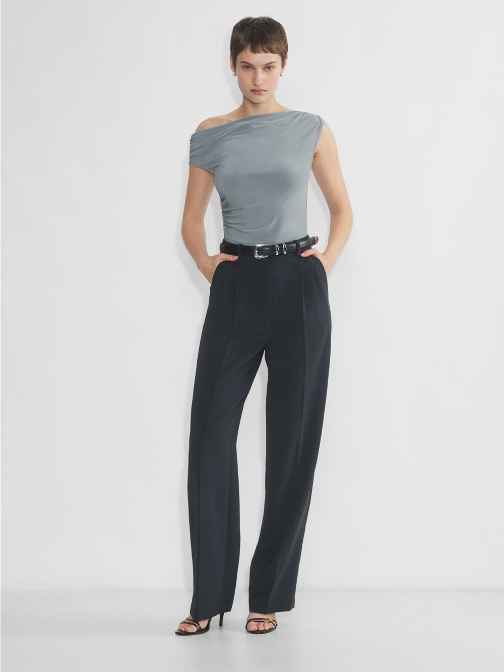 Aritzia Black effortless pant size 4